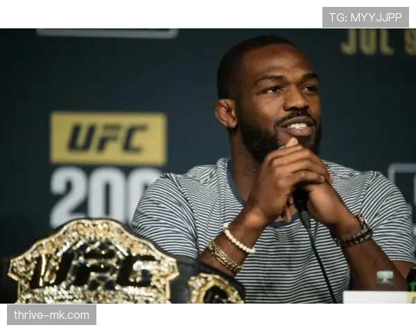 乔恩·琼斯训练完直接啃整只烤鸡？这自律人设是不是有点绷不住了