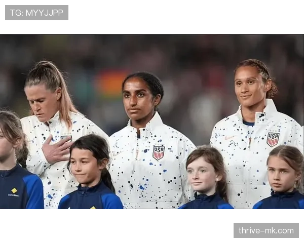 梅根·拉皮诺赛后直接拎着香槟去冲浪，这松弛感谁懂啊